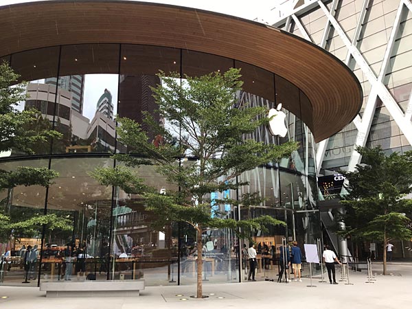 Apple Central World, in front of CentralWorld shopping center, Bangkok