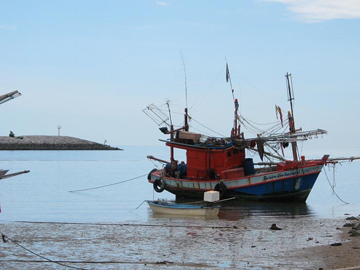 Solitary Boat at PakNam Pran, close to Hua Hin and Pranburi