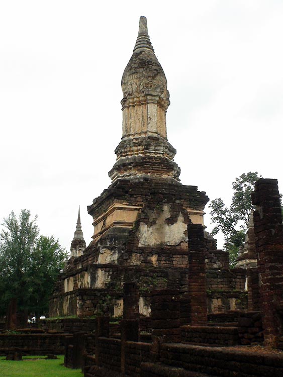 Main lotus-bud shaped chedi at Wat Chedi Jet Thaew, Si Satchanalai