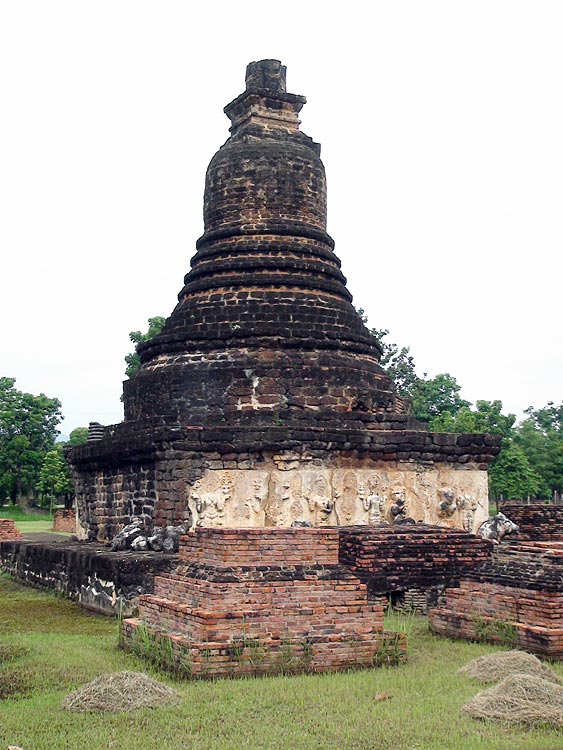 Chedi at Wat Chedi Si Hong, with stucco reliefs along the base