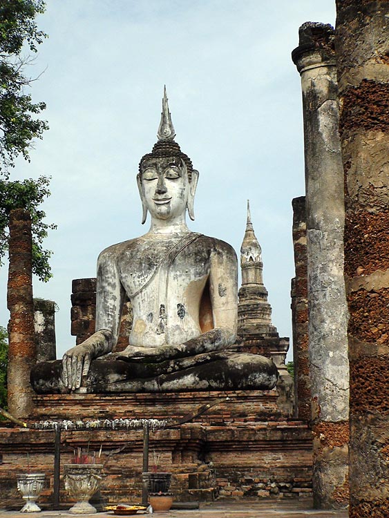 Buddha Image in Assembly Hall to the east of Wat Mahathat