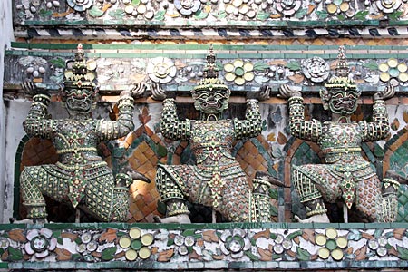 Giants supporting the central prang. Wat Arun. 