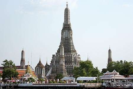 Overview of Wat Arun, from the river. 